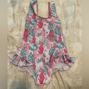 Flaphappy UPF 50+ Delaney Hip Ruffle Swimsuit- Girls Pink Seahorse Ruffle Sz 6